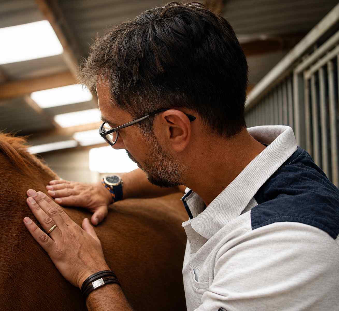 Benjamin Mahieu réalisant un diagnostic de selle sur un cheval