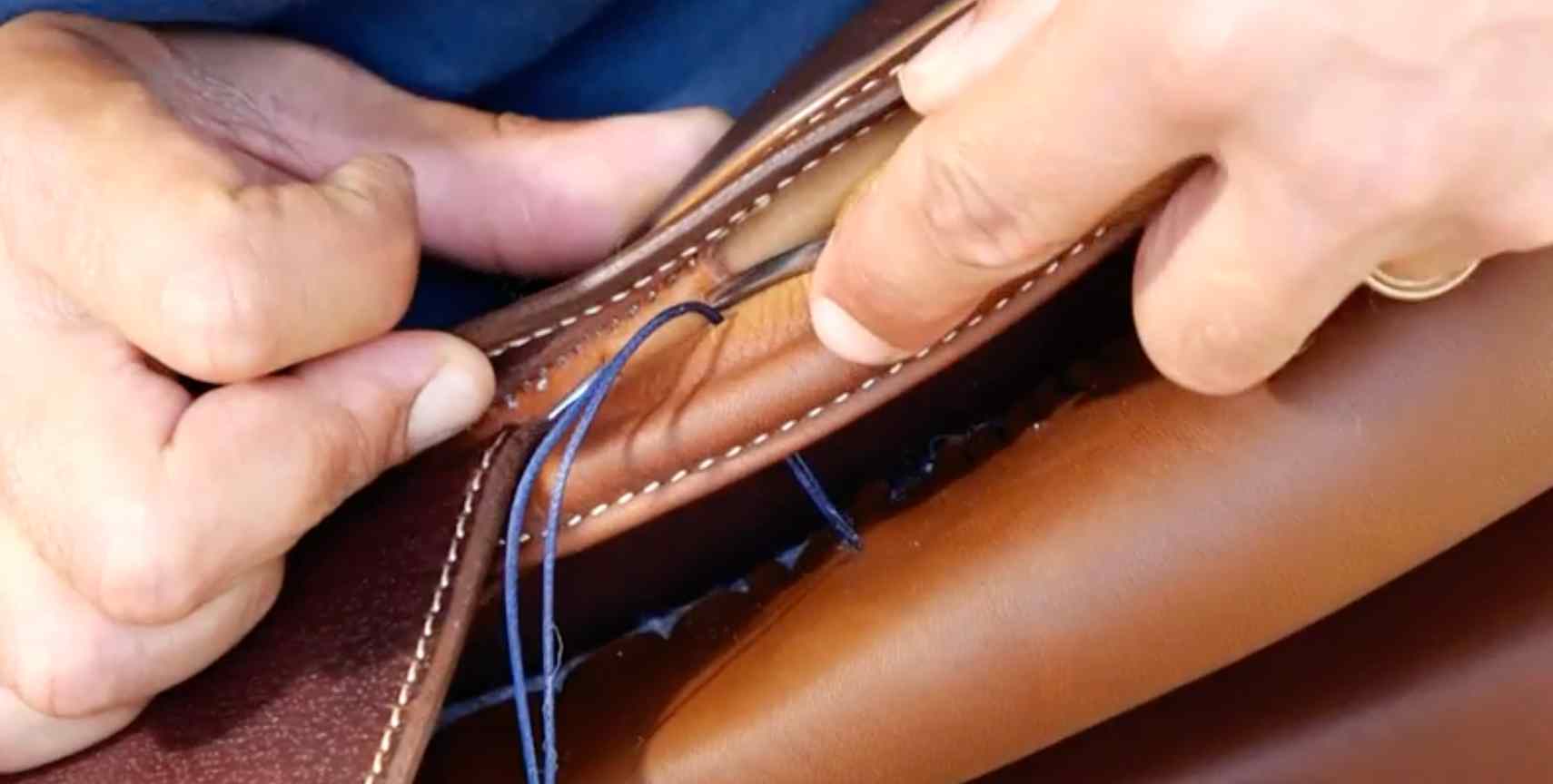 Travail de modification de selle en atelier